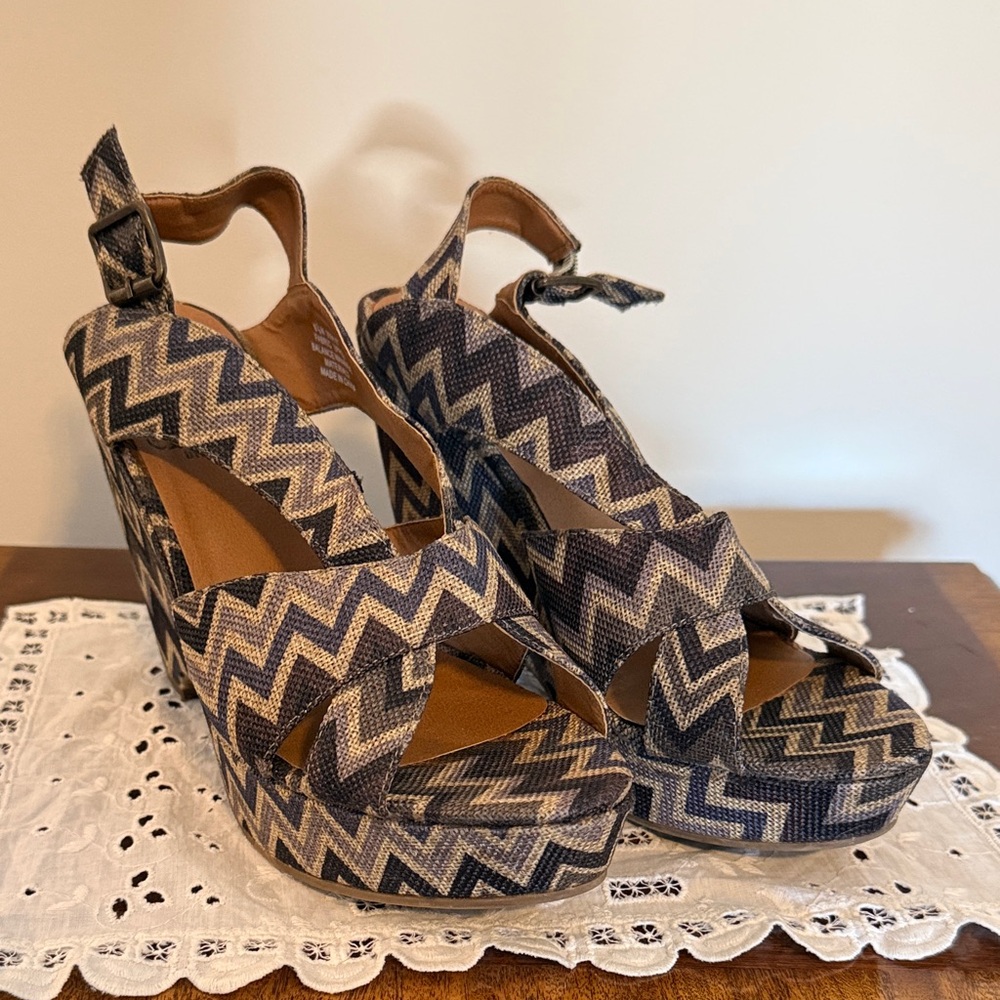 Crown Vintage Black and Tan Zigzag 4 inch Wedges